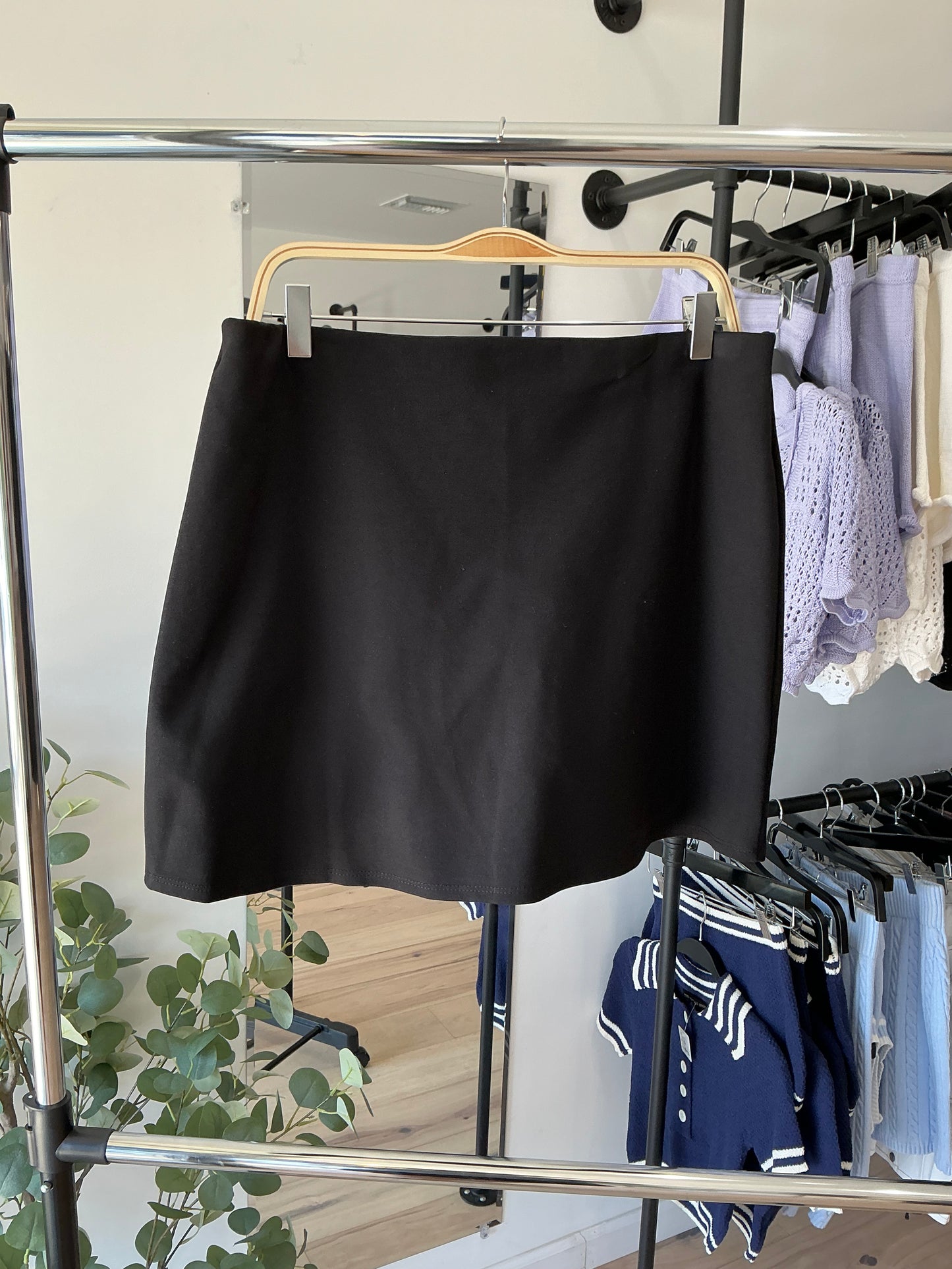 Curve Slit Skort